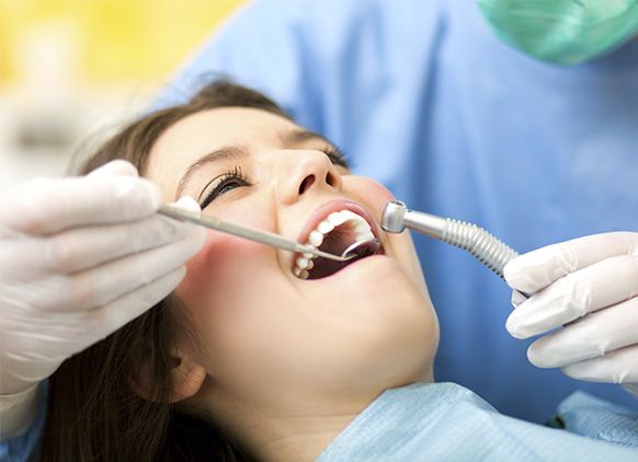 Clínica dental Abando mujer en consulta